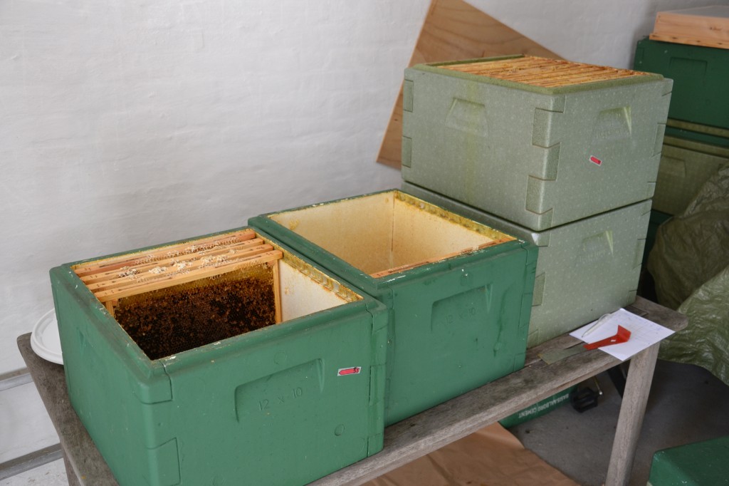 Kasser med tavler - fjernet fra bigården og bragt ind i slyngerummet.