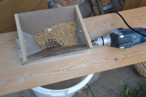 Knusning af malt. Den gode Bosch boremaskine kommer til sin ret her - det er hårdt arbejde.