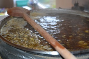 Her ligger humlen og hygger sig i den kogende urt