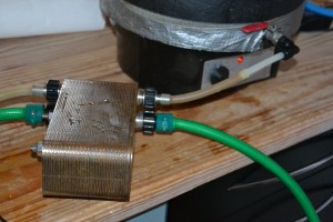 Pladekøleren tilsluttet. Varm urt og koldt vand ind - lunkent vand og tempereret urt ud